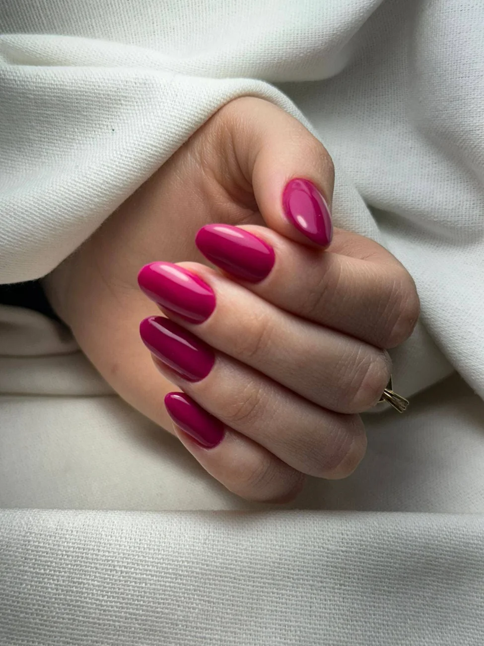 Unhas com acabamento rosa e brilho intenso
