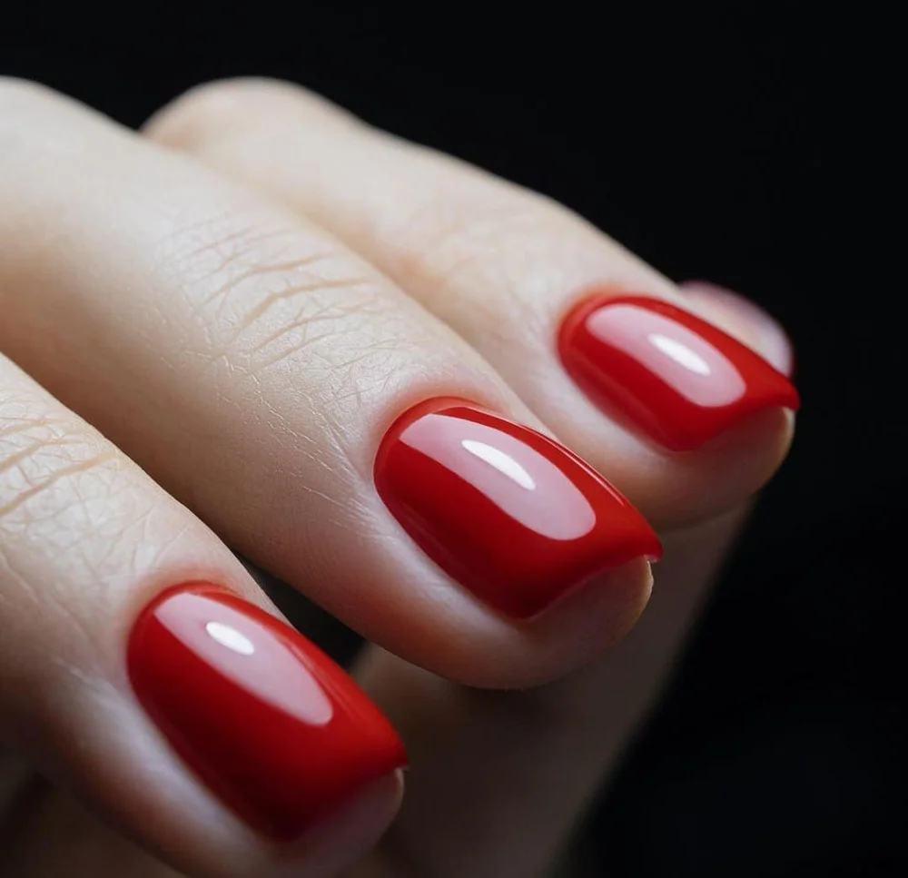 Unhas vermelhas com acabamento brilhante